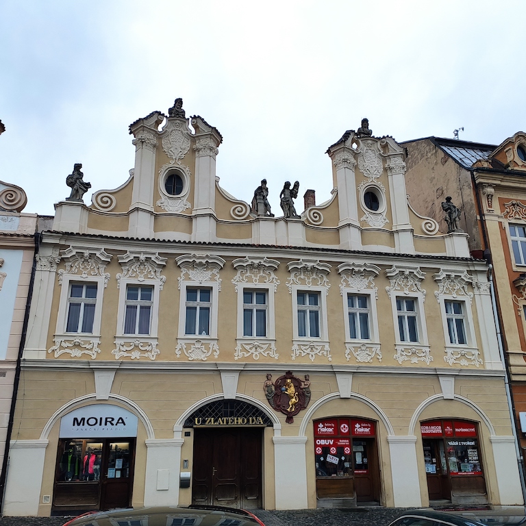 37 Karlovo náměstí - dům U Zlatého lva, pův. gotický, pozdně barokní po požáru 1734