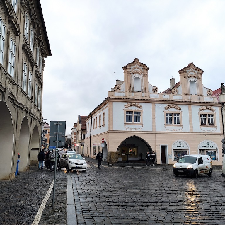 37a Karlovo náměstí – dům U Černého orla, pův. gotický, pozdně barokní po požáru 1734