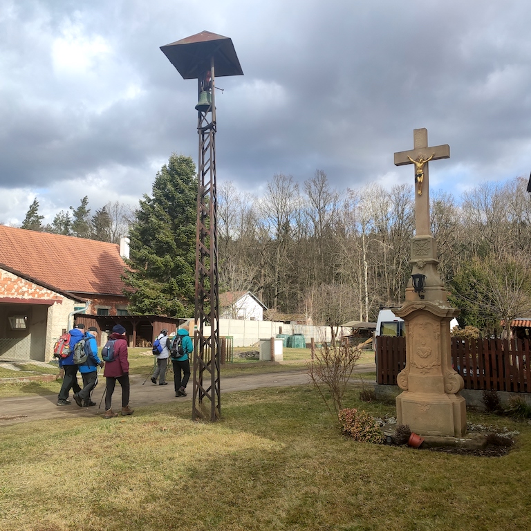 02 Velká Čermná – zvonička a kříž
