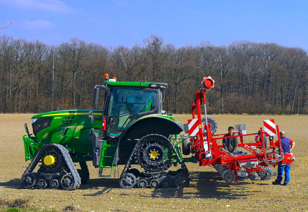 24 Traktor jako na výstavě