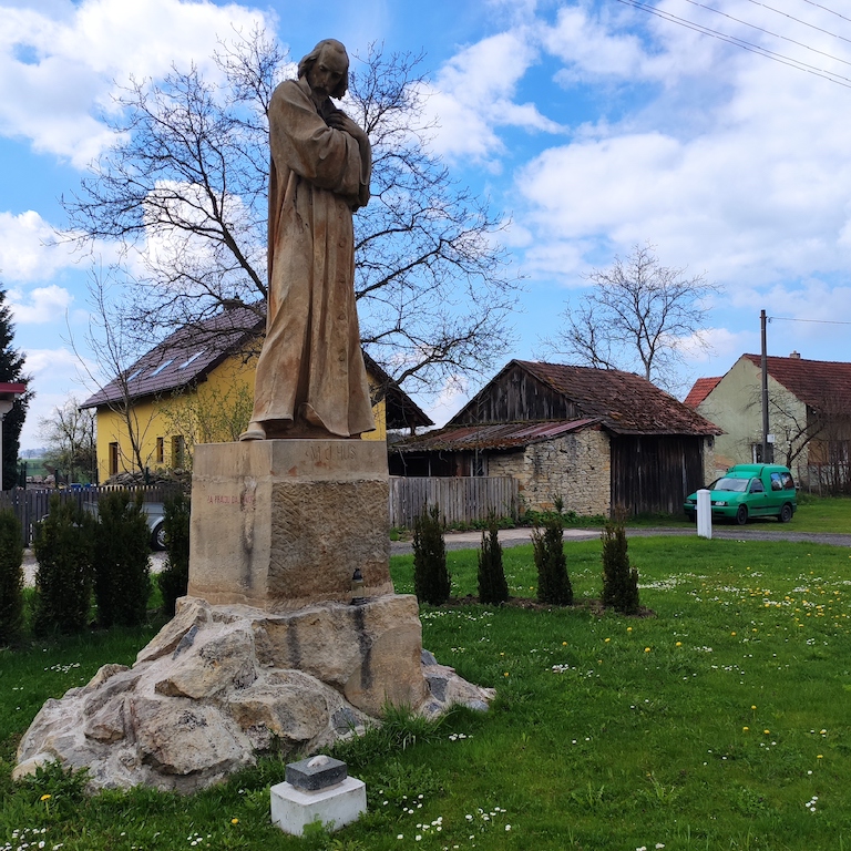 12 Dobříkov – socha Mistra Jana Husa