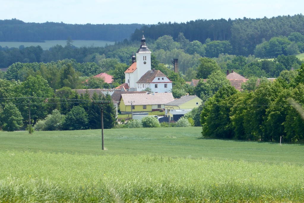 44 Z cesty vidíme kostel sv. Petra a Pavla v Albrechticích n. Vlt.