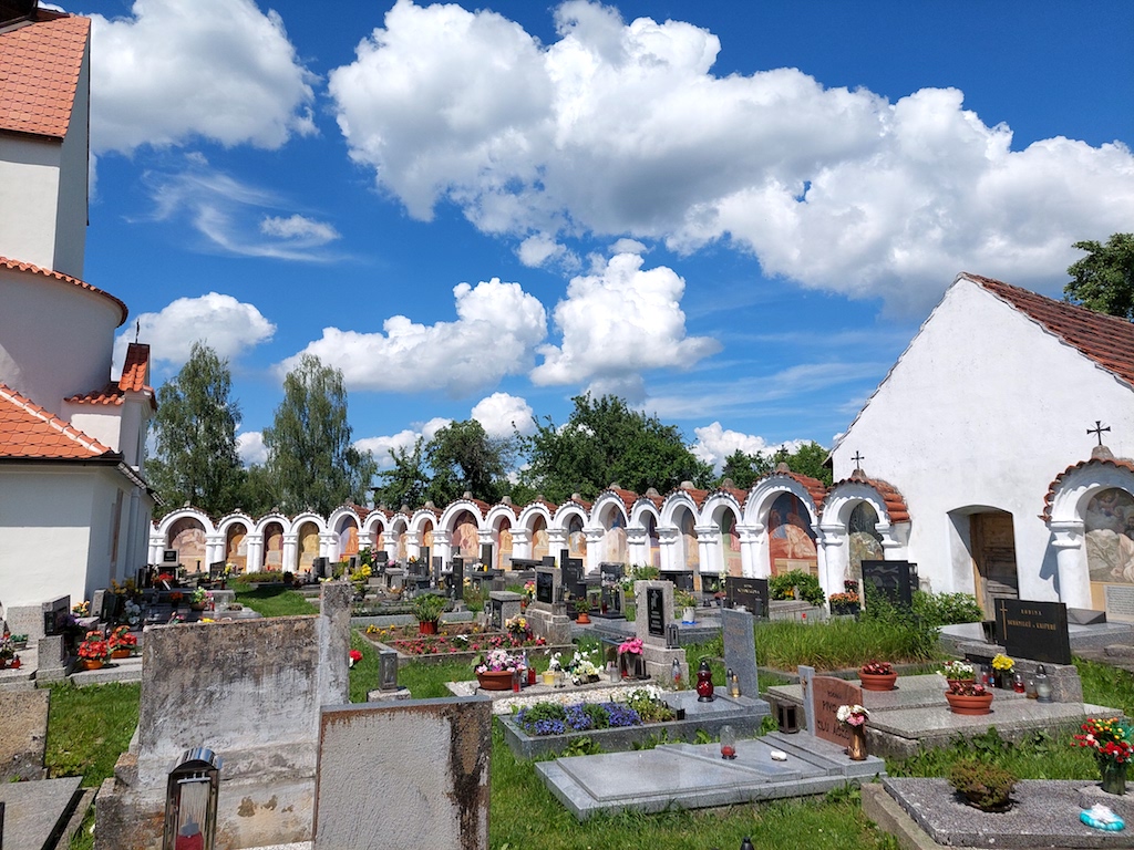 46 Unikátní ohradní zeď hřbitova okolo kostela - arkádové kapličky (z let 1841-1854)