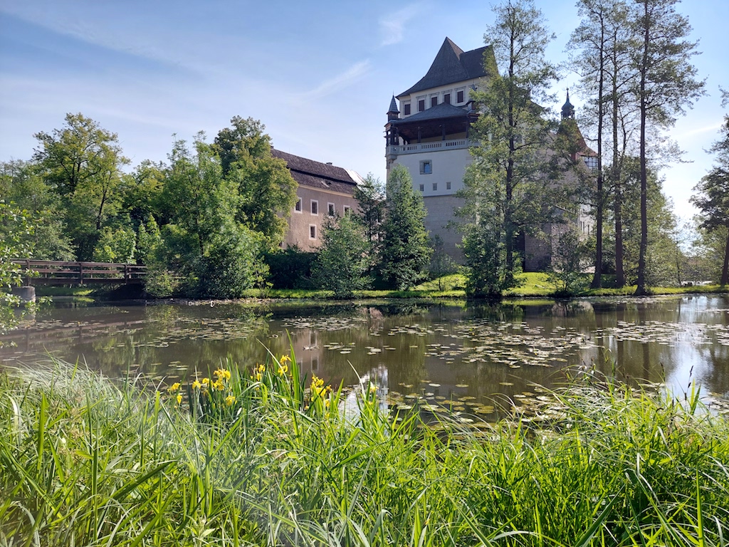 15 Pohled na zámek v parku