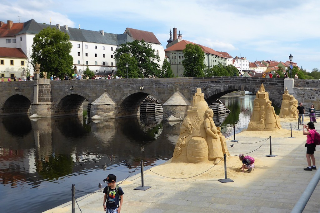 07 Sochy z písku na nábřeží řeky Otavy