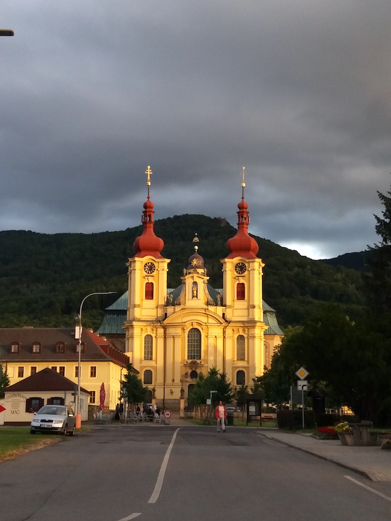 36 Hejnice – večerní pohled na kostel Navštívení Panny Marie